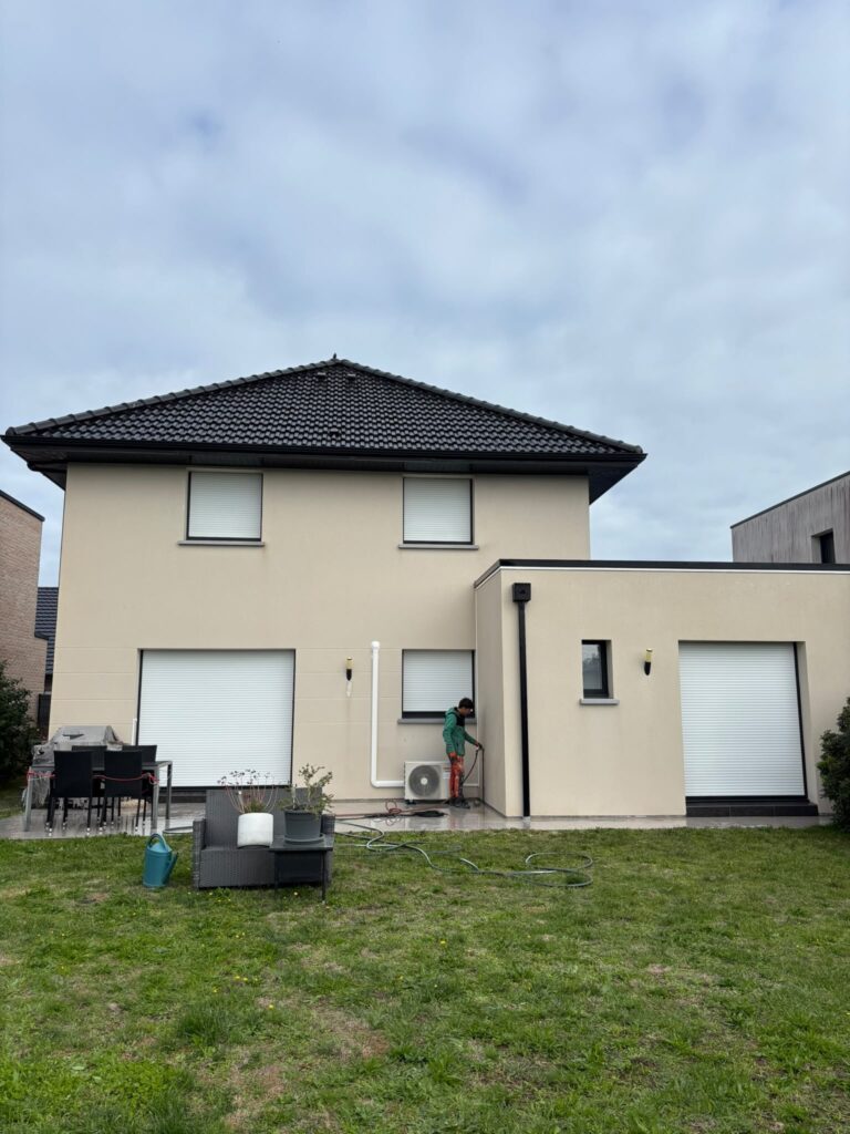 Nettoyage de toiture à Calais par un couvreir façadier expérimenté avec + de 20 ans d'expérience